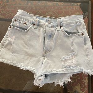 LEVI’S Light Wash Denim Ripped Cut Off Jean Shorts